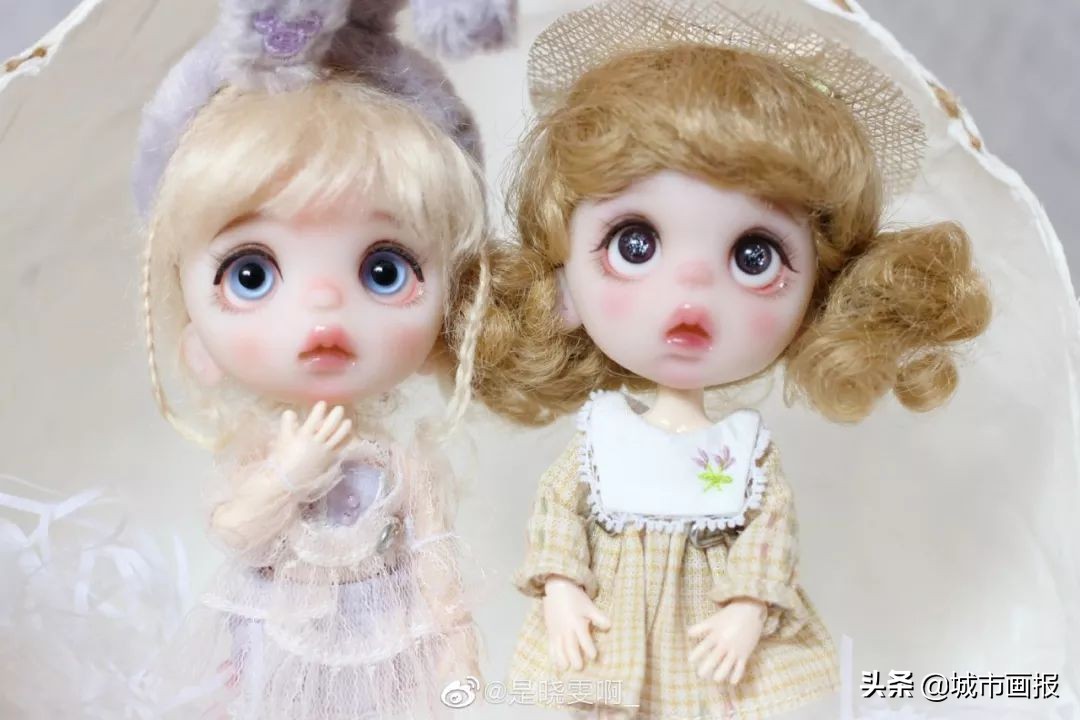 邮费都砍价的年轻人，竟给自己的娃娃穿上奢侈品