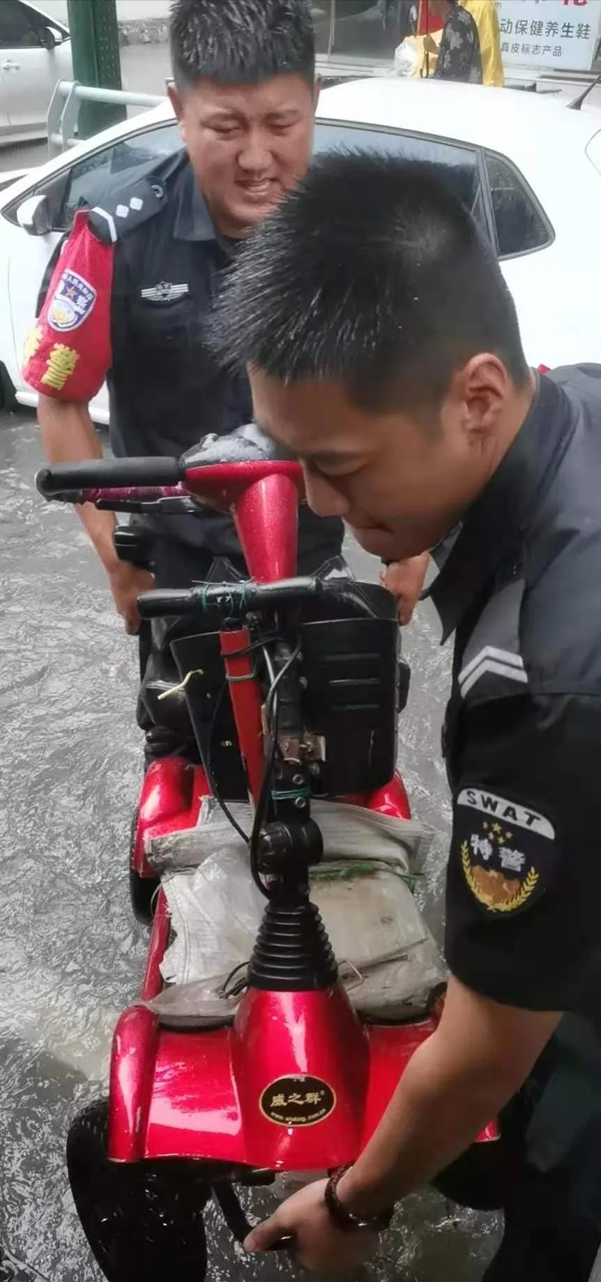 暴雨来袭，方城公安冲在一线