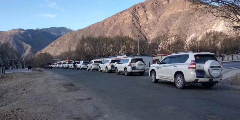 成都租一辆汉兰达去西藏多少钱,成都租车陆巡进藏多少钱