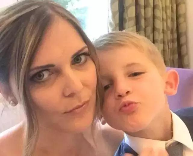 儿童舌头被卡饮料瓶,小孩喝水舌头被卡住了