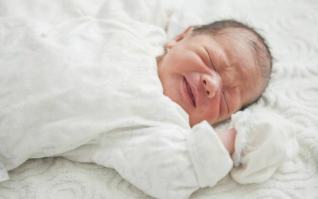 为什么新生儿抱着睡得香放下就醒,新生儿为什么抱着睡着一放下就哭