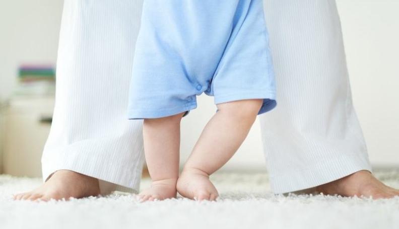 宝宝站着小腿太弯,宝宝站早了脚弯