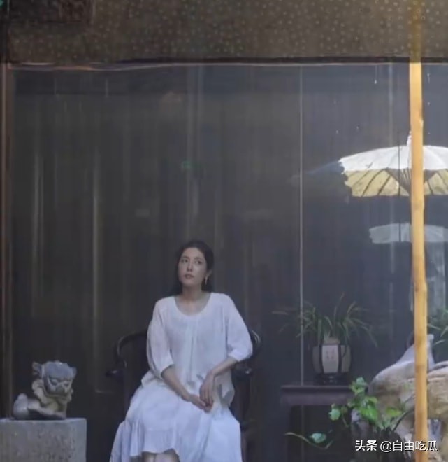 43岁曾黎皮肤白皙对镜甜笑,43岁曾黎发型图片