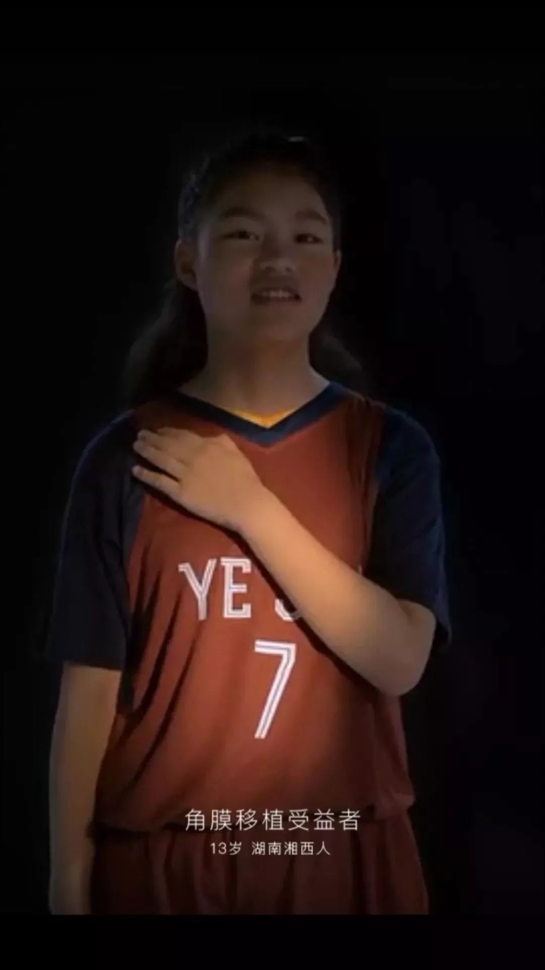 惊动央视,姚明都来致敬。他“一个人”组成篮球队后,打败了死神