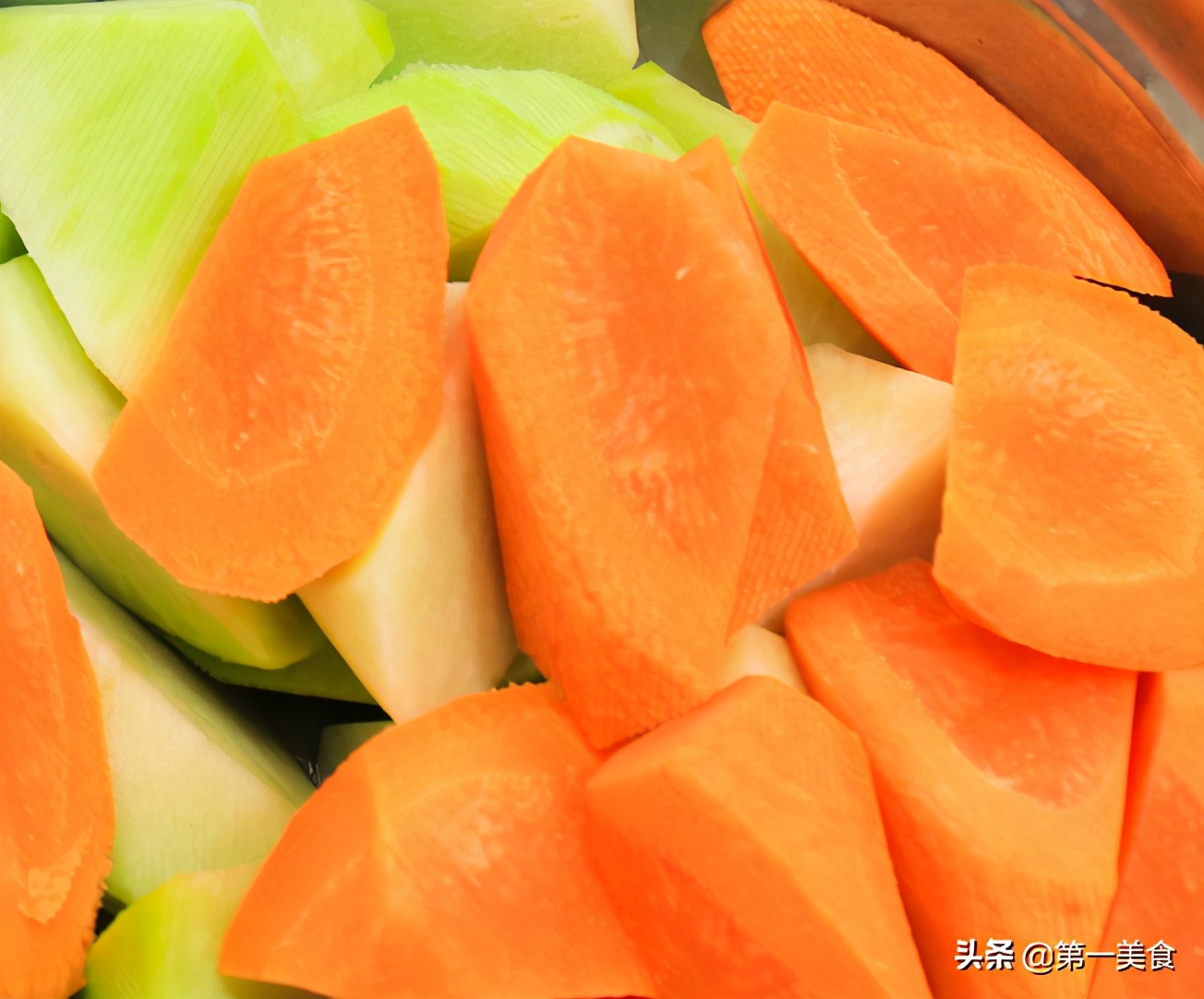 骨汤要放哪些调味料才好喝,做骨汤什么时候放盐