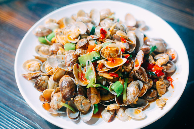 三亚本地人最爱去的海鲜广场，每天都是人山人海，好吃还不贵