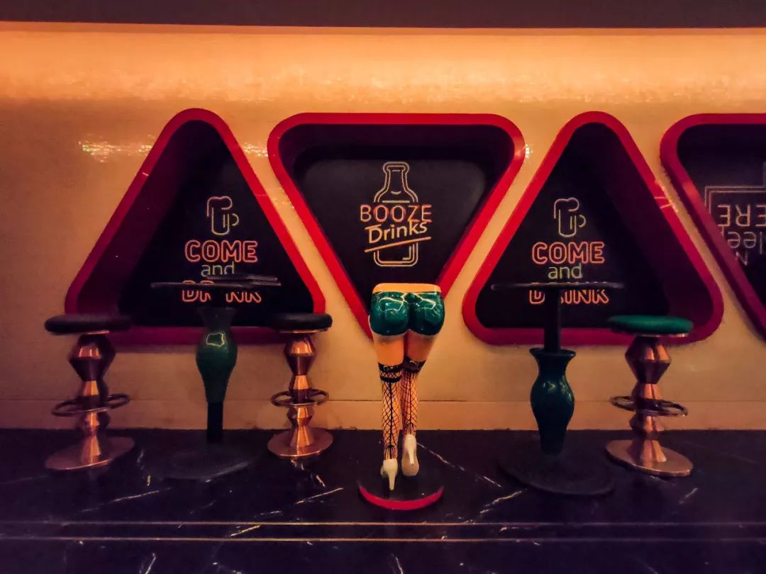 西安银泰百货曲江店附近地铁口,西安银泰百货曲江店在西安哪里