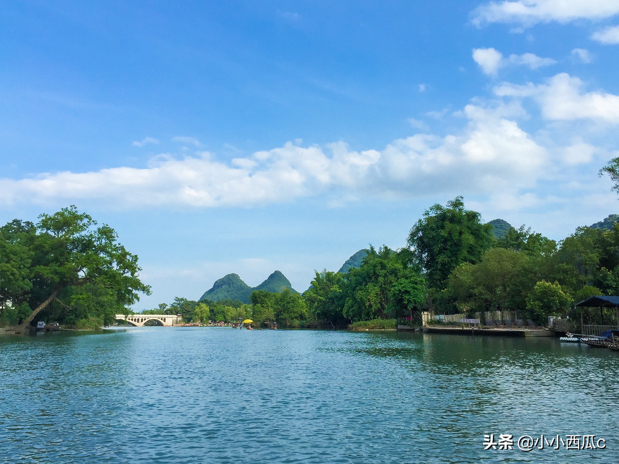 来广西阳朔旅游，一定要体验遇龙河人工竹筏漂流，这样才不枉此行