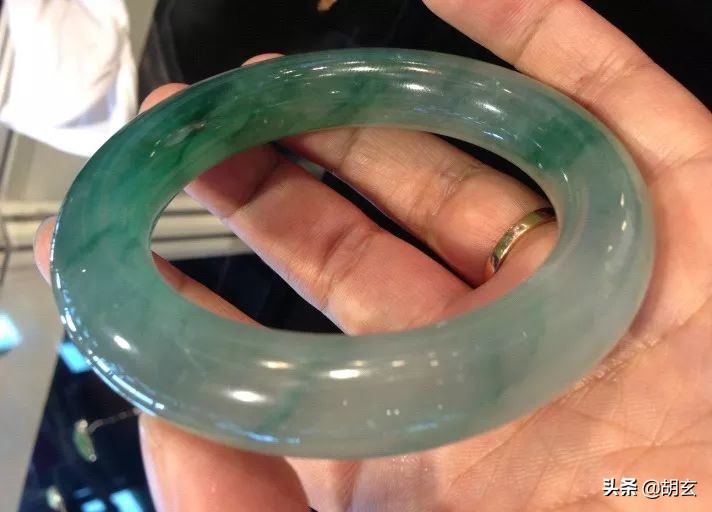 翡翠手镯摔断了的预兆,翡翠手镯摔断了该怎么办