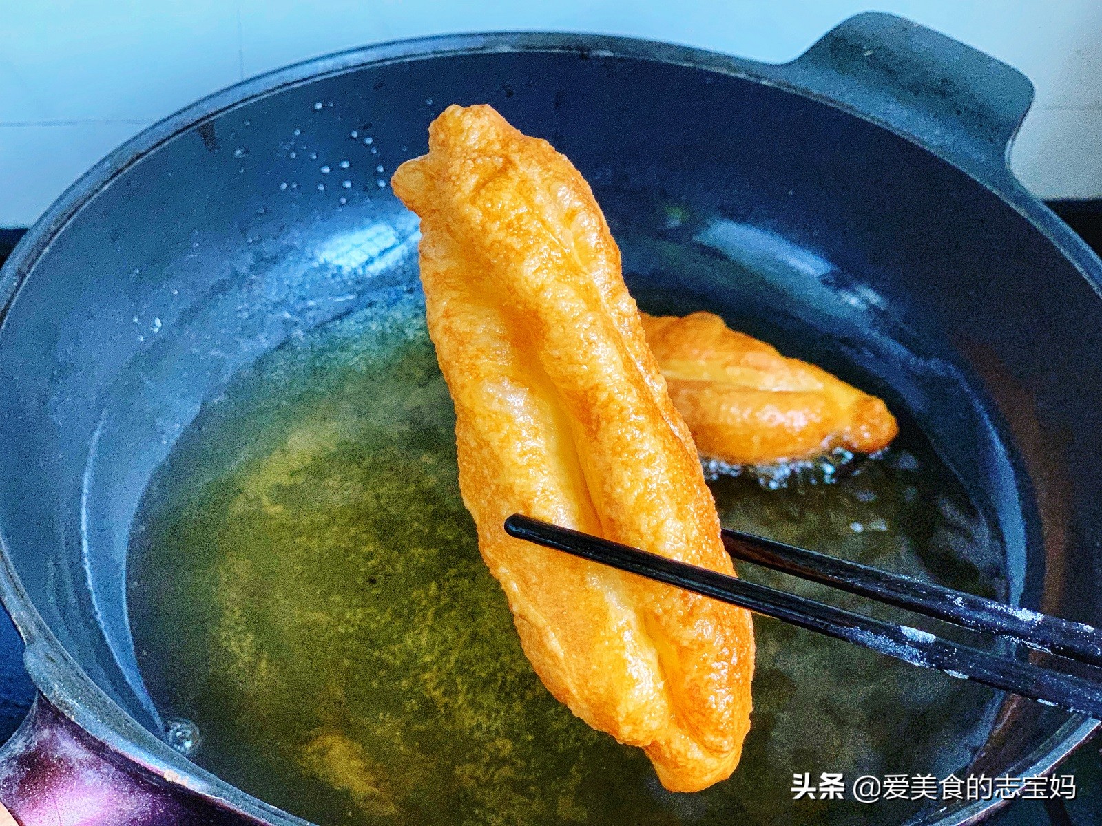 油条这样做更酥脆内含油条配方,油条怎样做才能蓬松酥脆有油条粉