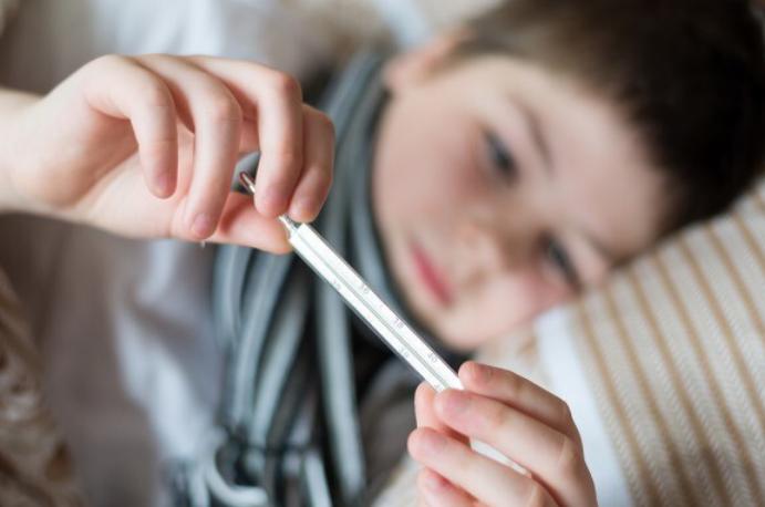 烧到38.8没有吃药温度就降到37.3,孩子高烧38.7度需要盖被子吗