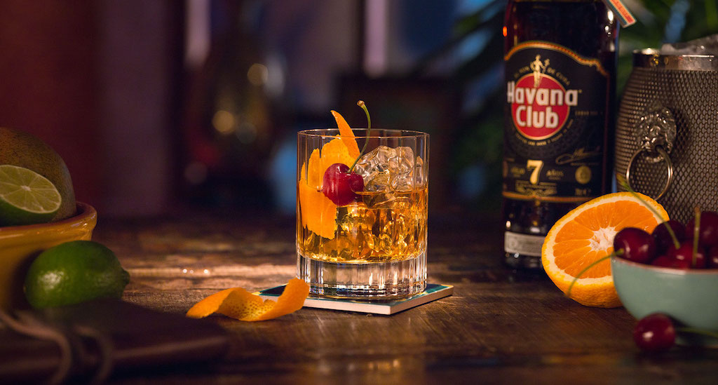 一个人去酒吧喝酒真实感受,酒吧喝酒到底有什么乐趣