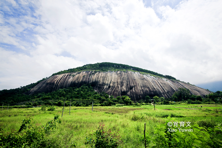 广东肇庆有块大斑石，有80个足球场大小，被誉为天下第一石