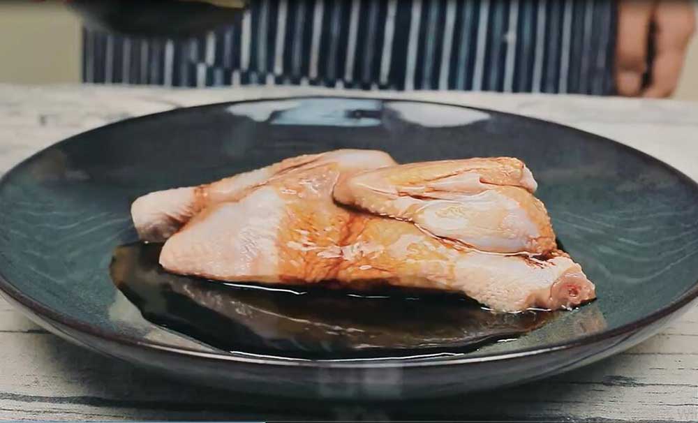 老妈把整只鸡放进电饭煲，45分钟后整只鸡端上桌，连骨头都抢光