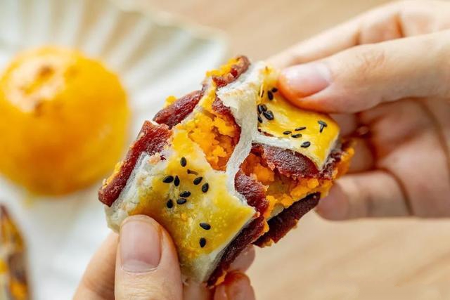 蛋黄酥不用烤箱制作的方法,蛋黄酥不用烤箱怎么做好吃