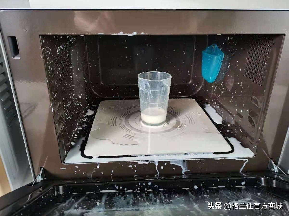 微波炉加热牛奶溢出来了还能喝吗,牛奶倒进玻璃杯能放微波炉加热吗