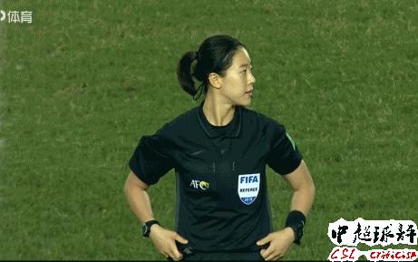 足协杯和孙雯一起颁奖的女的是谁,高洪波孙雯给武汉三镇颁奖视频