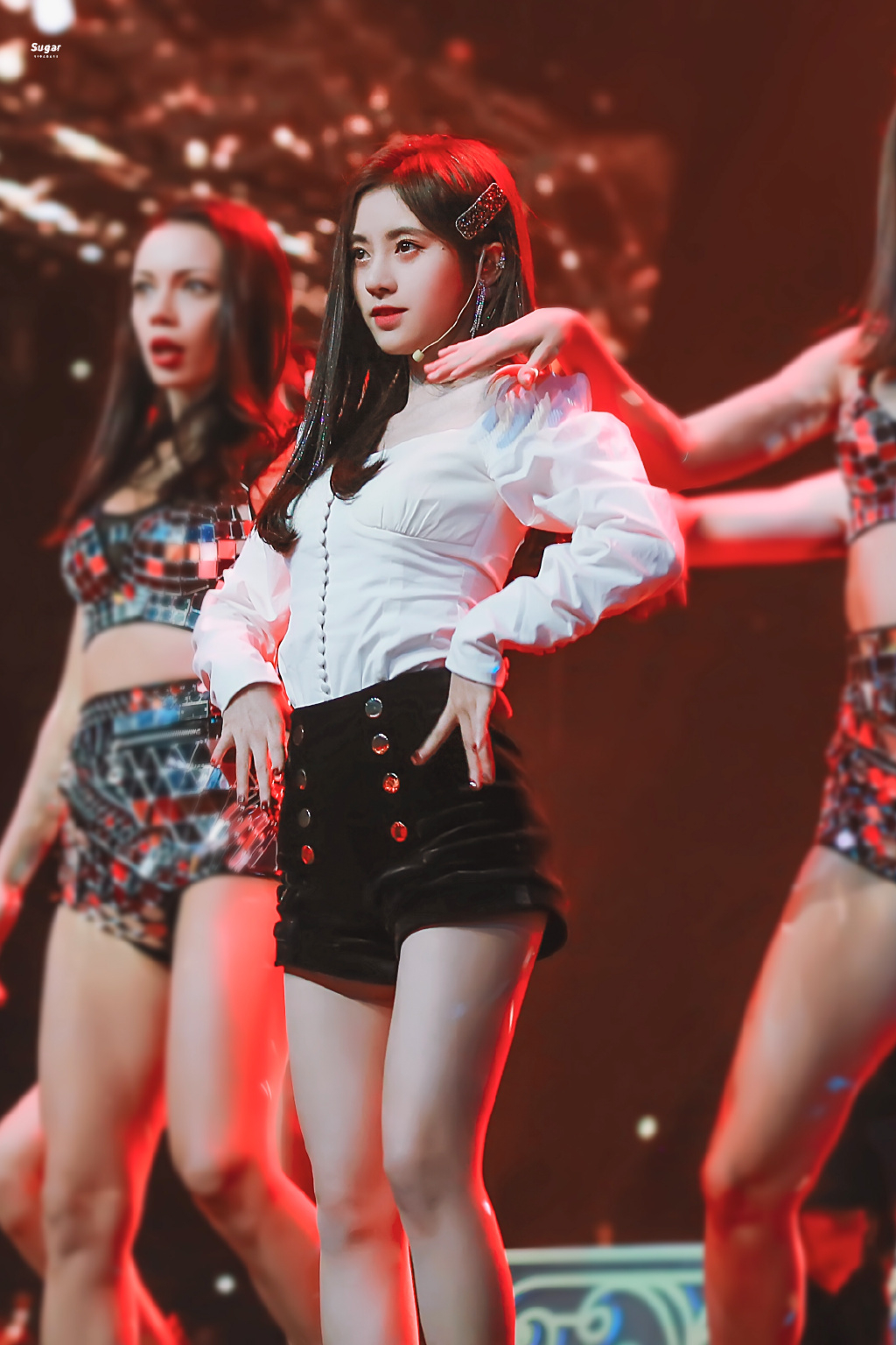 网友直呼杨紫不用再减肥了，凭牛仔裤就能穿出A4腰，学起来！