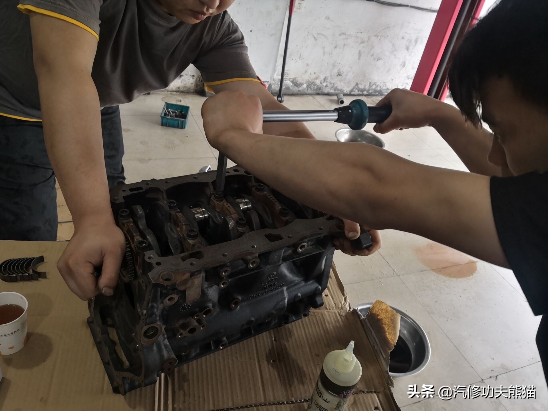 奥迪q5烧机油狂飙,奥迪q5烧机油且发动机抖动