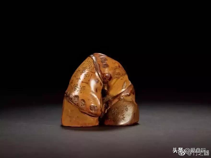 山上挖了块竹根，他砍了砍，竟能盘出通透的枣红色！