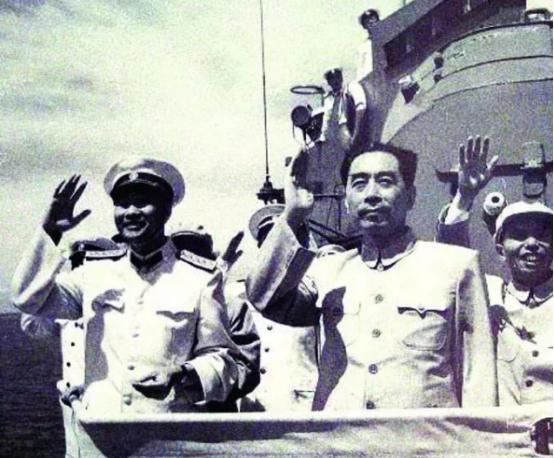 毛主席去青岛视察，顺便去肖劲光家做客：让你夫人做个苦瓜炒鸭子