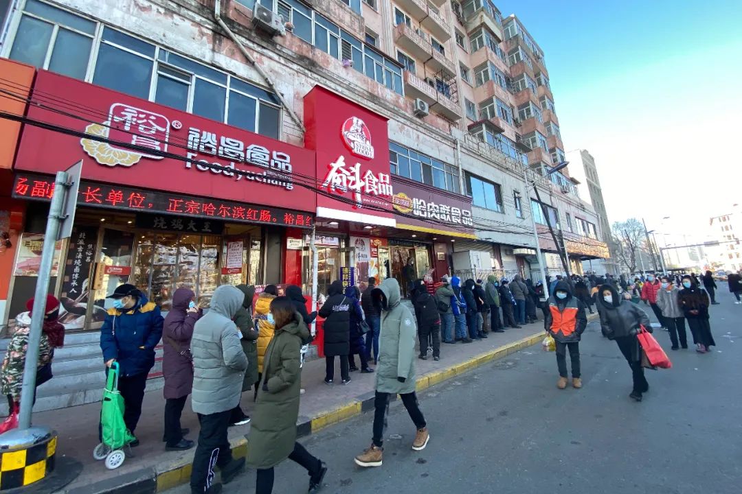 哈尔滨排队买红肠,哈尔滨商委红肠凌晨排队视频