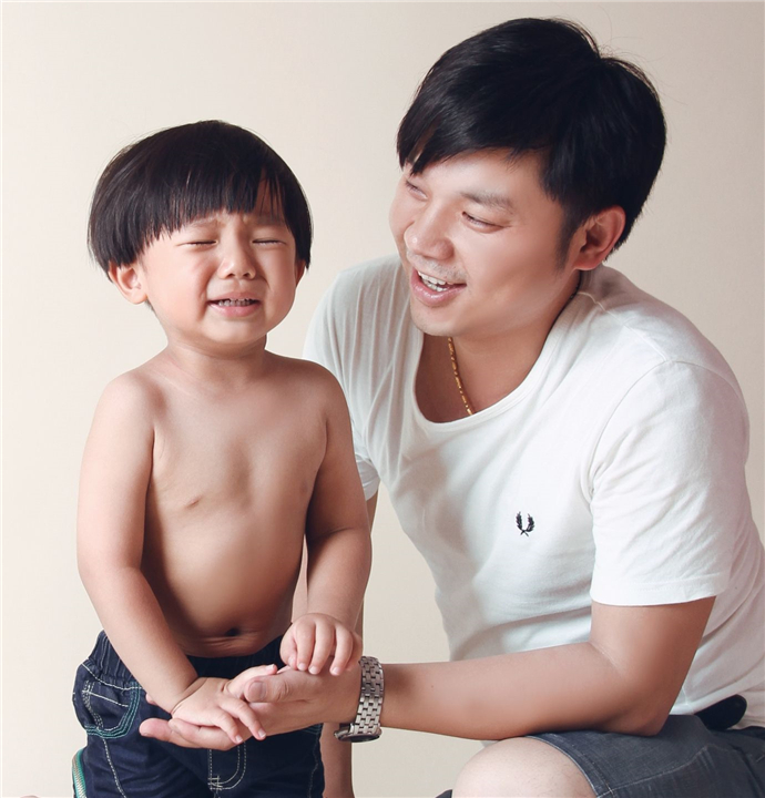 男孩偷藏妈妈贴身衣物被发现,男孩偷藏妈妈贴身衣物