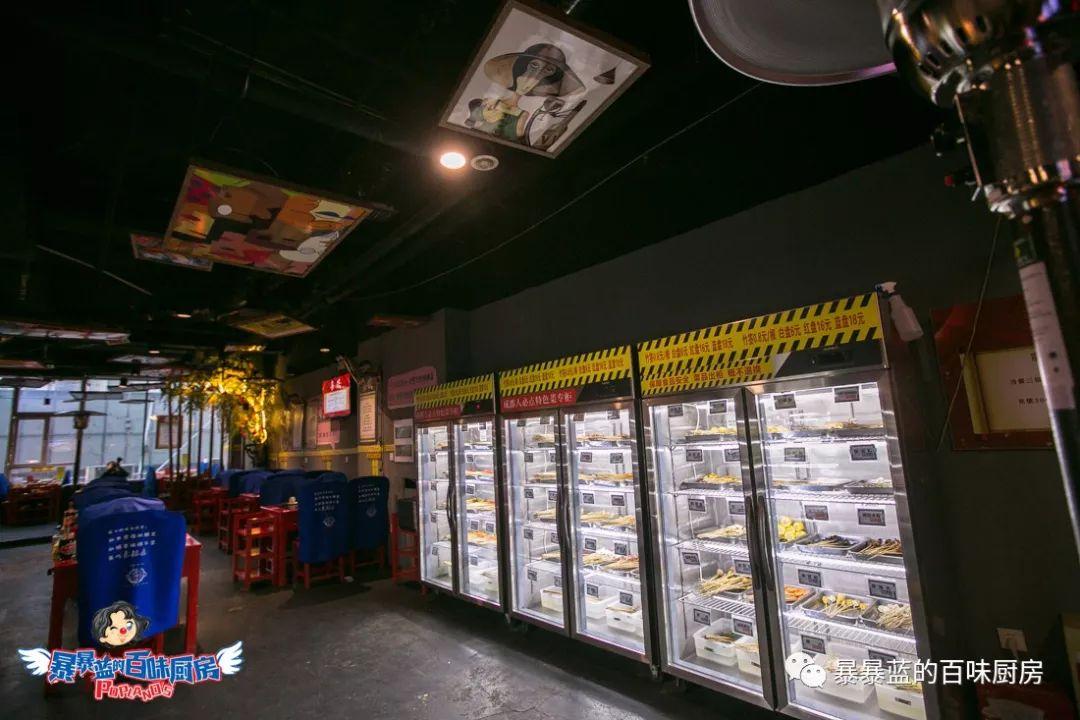 当成都老板爱上沈阳老雪,他开的串串香店锅底都有1瓶大绿棒