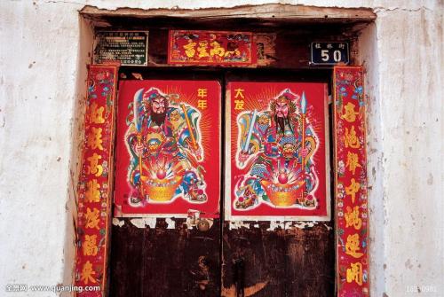 妻子上联：樱桃小口，齿椤椤，吞粗吐细，丈夫下联让她羞红了脸