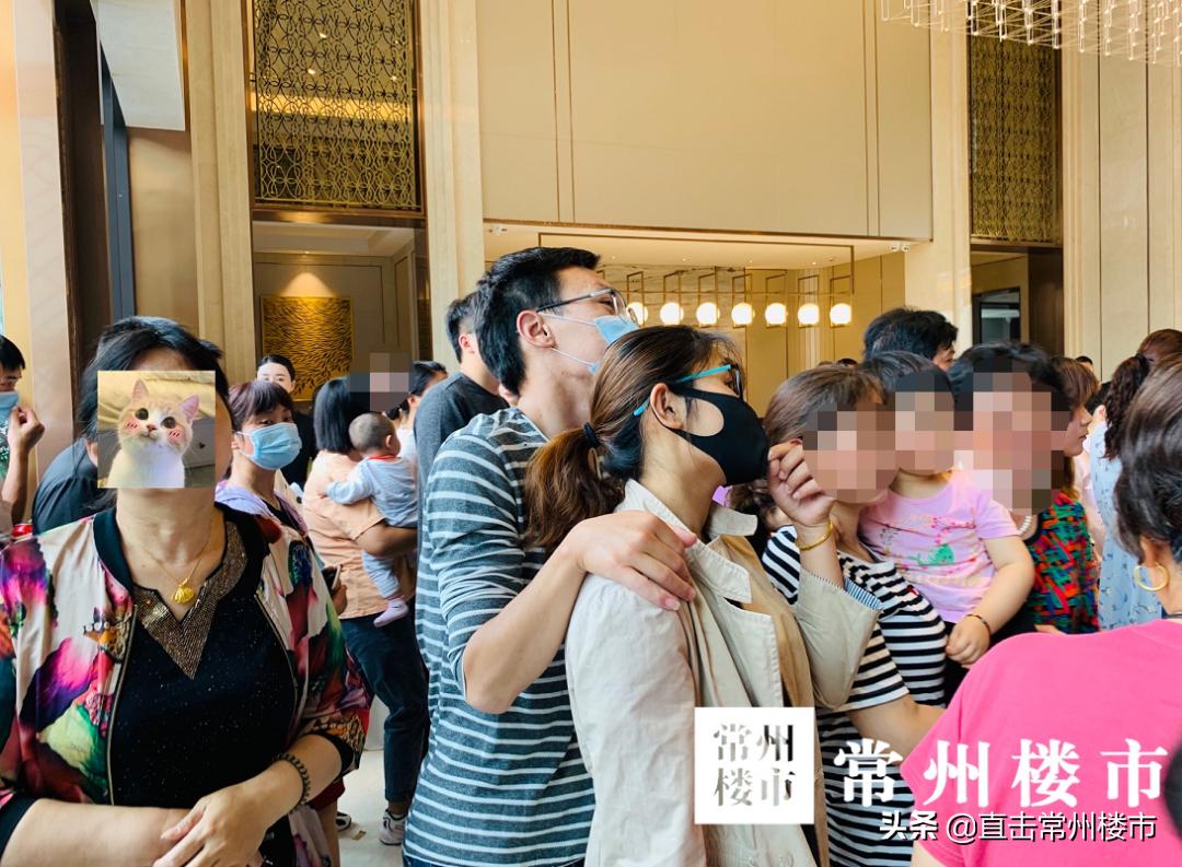 售楼处开盘千人排队,开盘人多冲进售楼部的视频