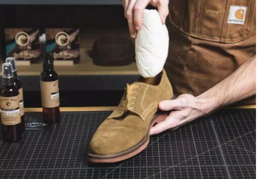 如何清洗一双麂皮鞋底子,麂皮的鞋子弄上油了怎么清洗