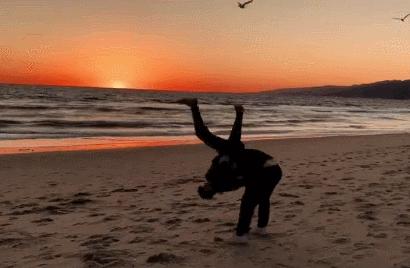 胖虎沙滩玩摔跤，易烊千玺踢球“路过”，假粉集体上线：摔他