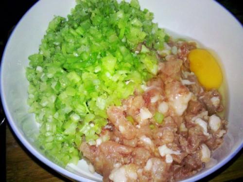 调的饺子馅太稀了怎么处理,调好的饺子馅太干怎么办