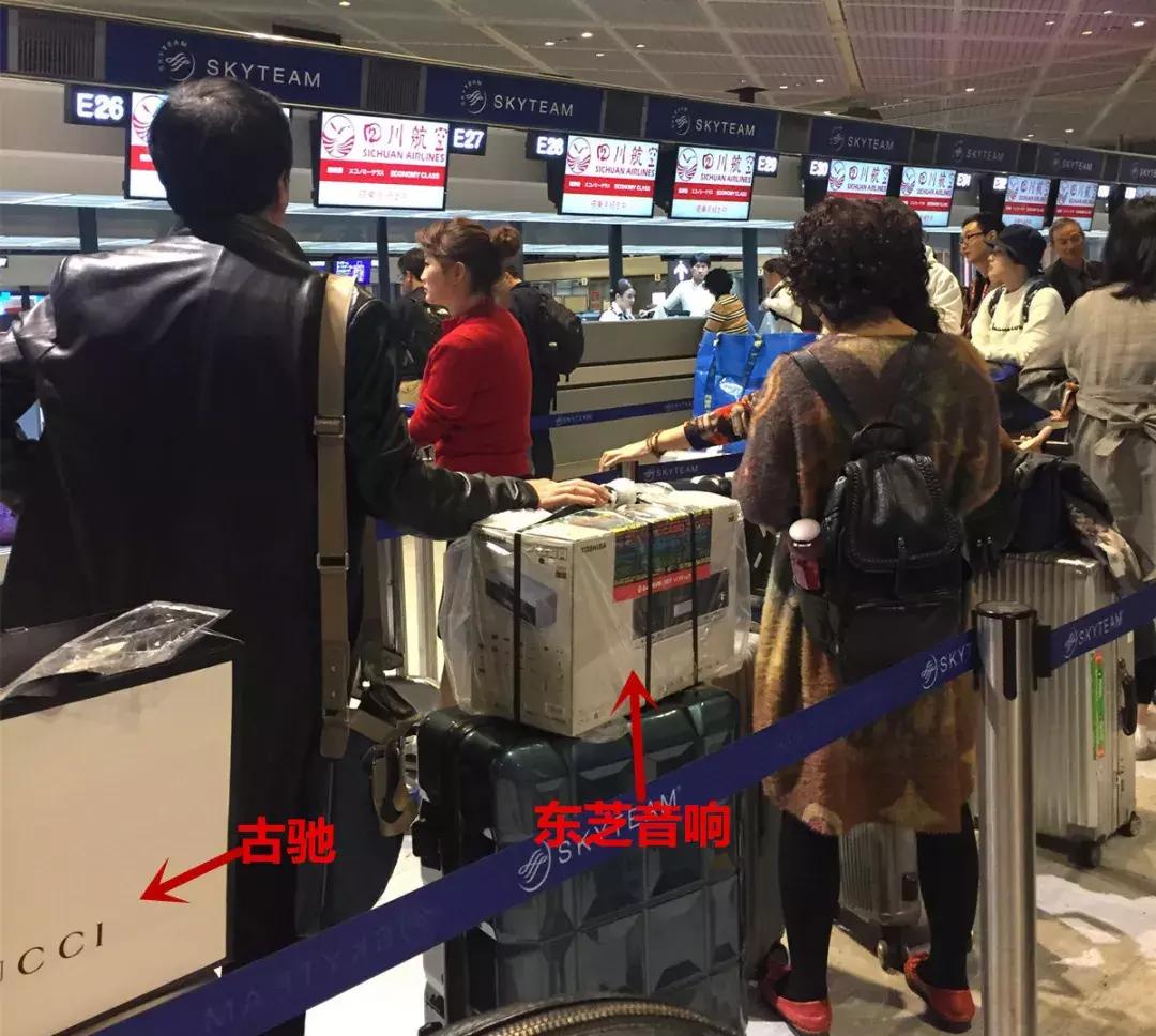 凌晨两点，我在回国的机场碰到了成都嬢嬢