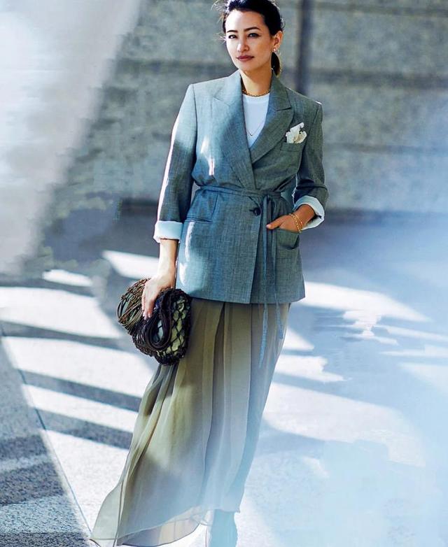 秋冬西装加半身裙看似简单的搭配,50岁女人穿什么样西装搭配好看