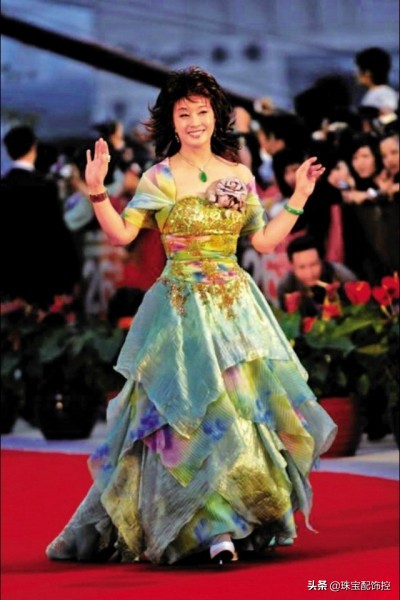 翡翠刘晓庆,中国翡翠女王刘晓庆坐拥百亿翡翠