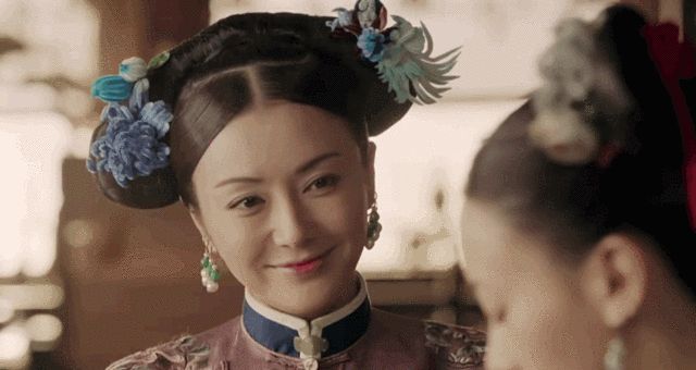 秦岚“白莲花”人设崩塌?开胸衣加大V领展露身材,可惜是飞机场