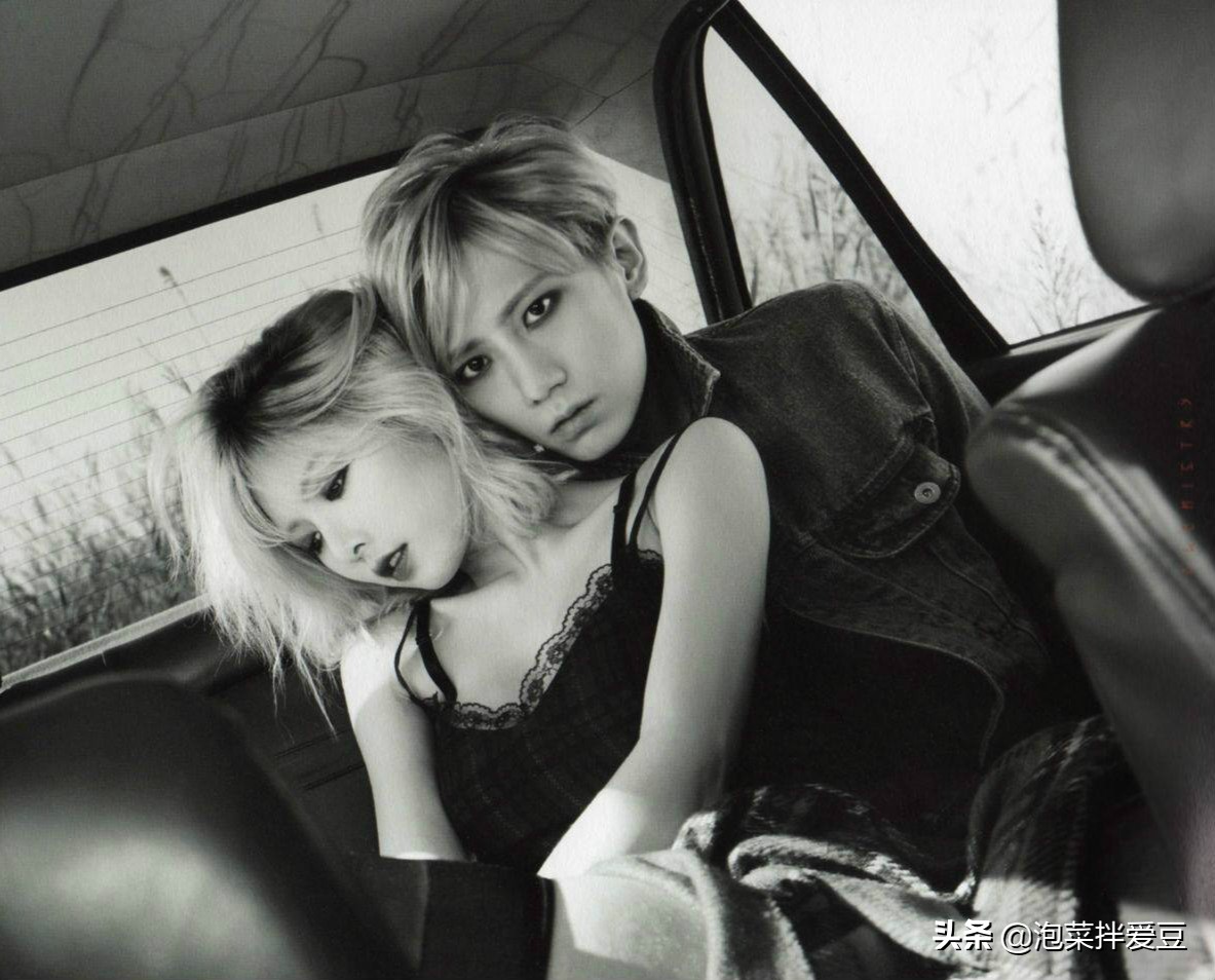 刺激！粉丝请韩国女爱豆唱和前绯闻对象的歌，一旁男友的回应亮了