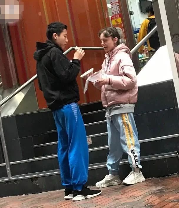 成龙20岁女儿传婚变,清空秀恩爱照片,同性妻子发文称旧照恶心