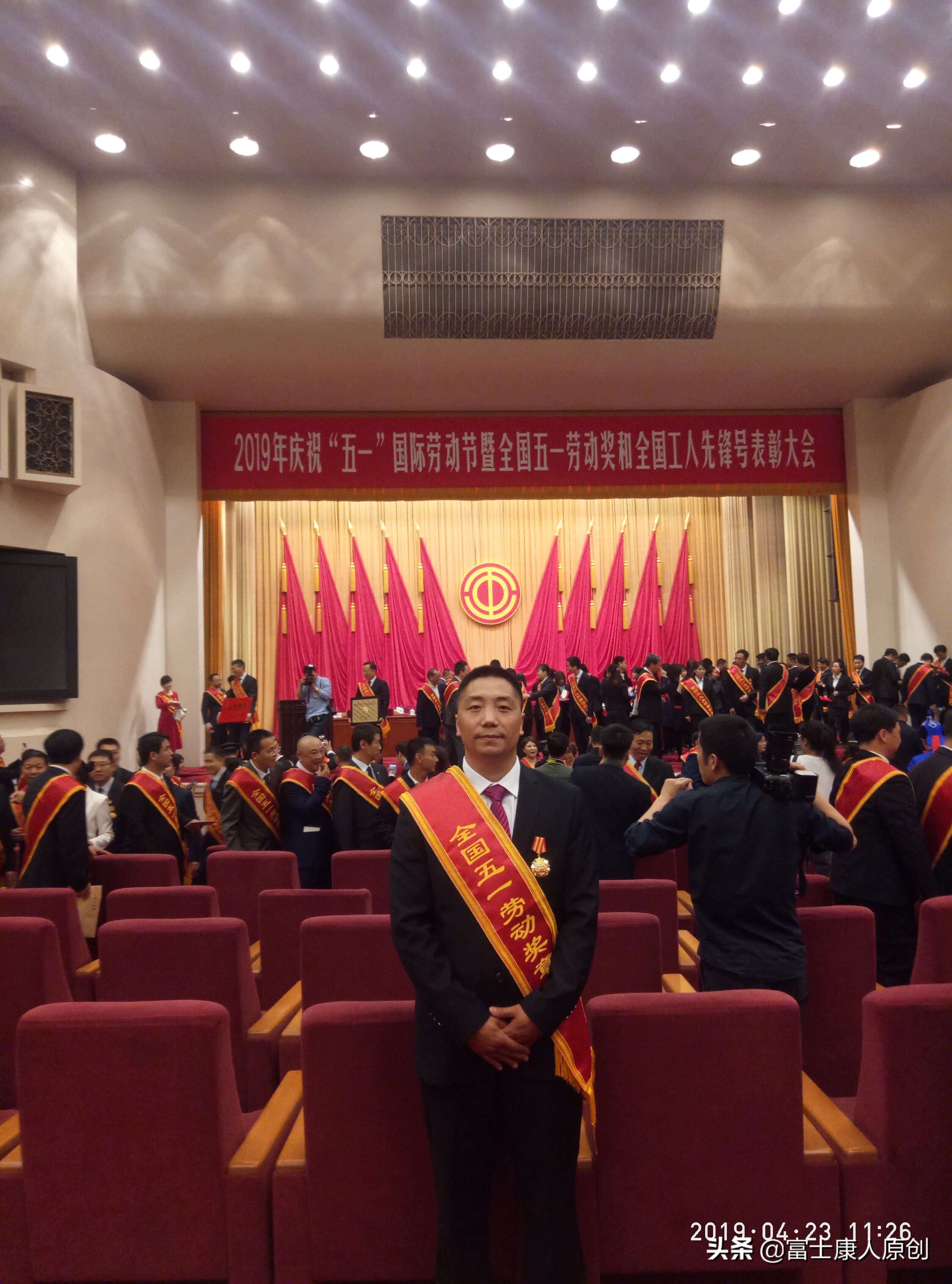 苦练叉车20年,农家小伙成富士康“车神”,到人民大会堂接受表彰