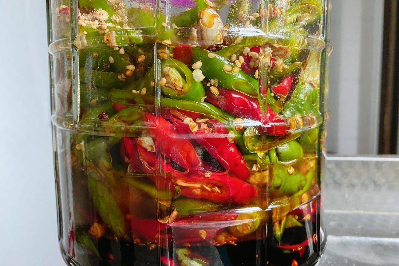 10斤青辣椒腌制几天能吃,把辣椒放进坛子里