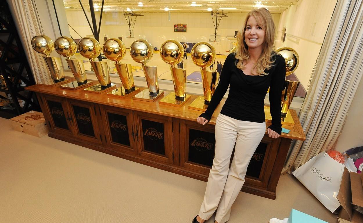 珍妮巴斯接手湖人,湖人老板珍妮巴斯和魔术师