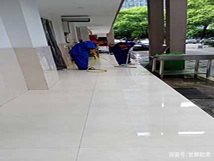 防滑瓷砖下雨了能不能防滑,大板瓷砖和普通瓷砖哪个防滑