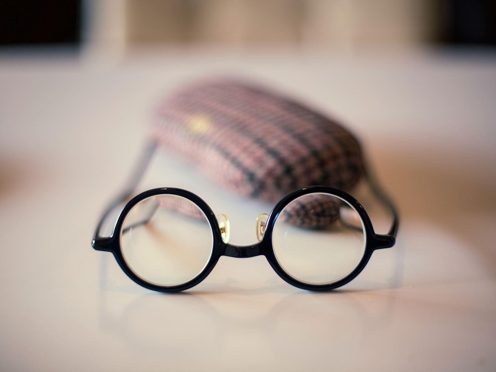 路边卖的老花镜便宜,老花镜为什么比眼镜店贵