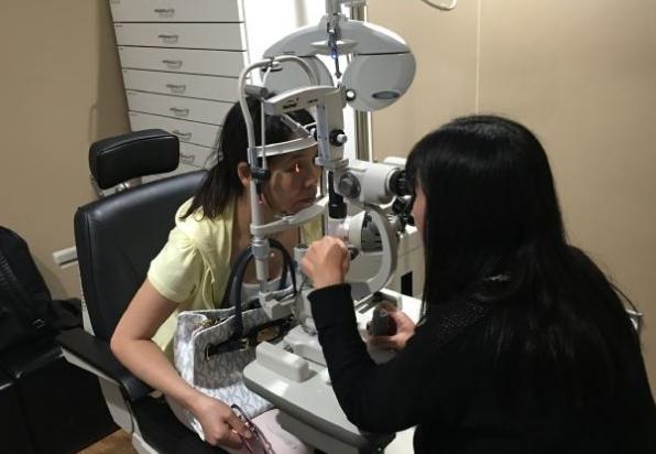 路边卖的老花镜便宜,老花镜为什么比眼镜店贵