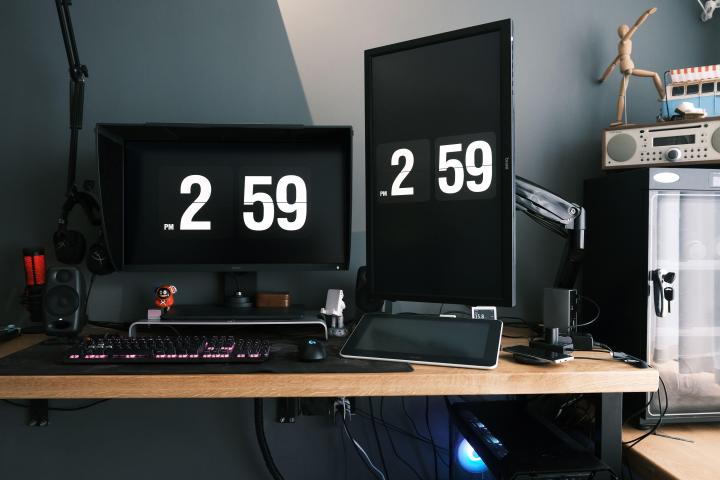 推荐一款简单精致的电脑桌 (实木电脑桌效果图大全2015款)