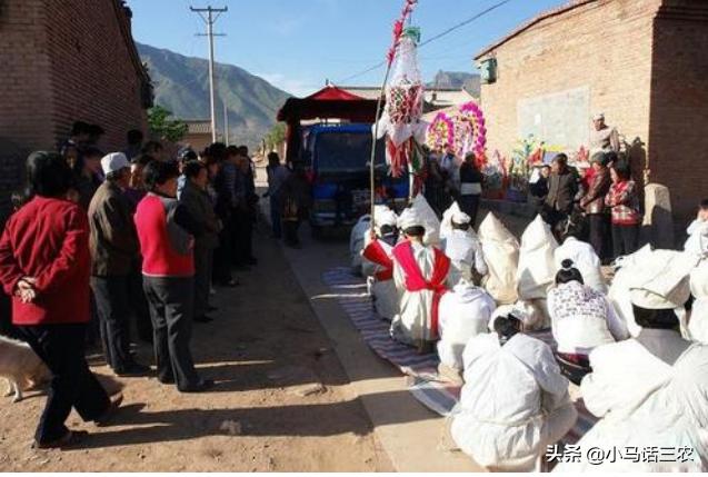 开车遇到丧葬车队怎么做,农村路上抬棺有什么讲究吗