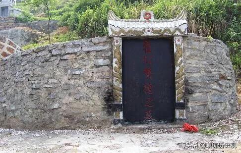 坟墓上应不应该立碑？想必忘记文化传承的人，似乎也就忘记了祖辈