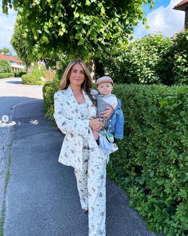 镇队之宝！红魔中卫爱妻泳装照，网友：这是曼联目前唯一的好东西