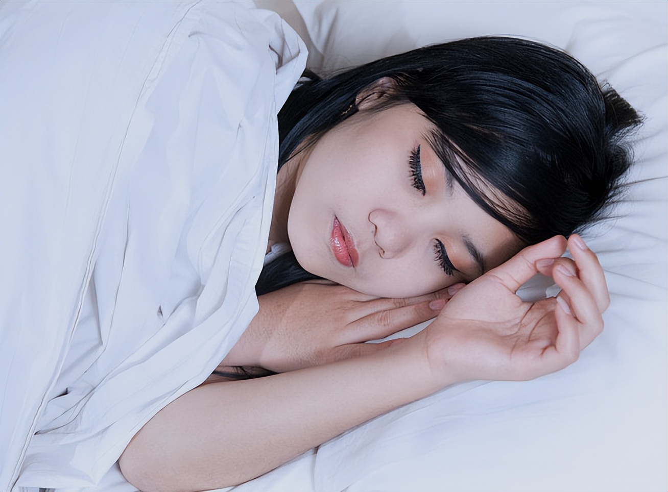 女子洗澡发现腋窝肿块,女孩洗澡时发现背后长了个痘痘